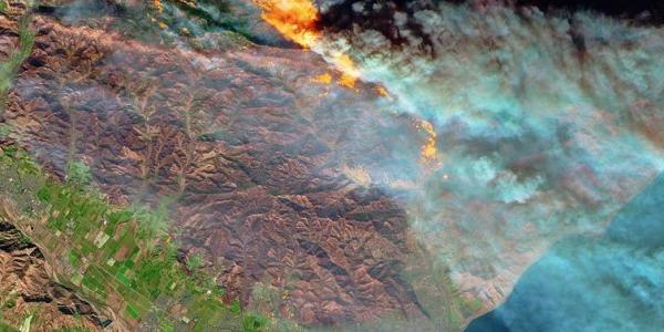 Satellites can quickly detect and monitor wildfires from space, 比如2017年侵袭文图拉的大火, 加州. NASA地球天文台/约书亚·史蒂文斯