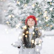 图为一名学生在闪烁的灯光下向空中抛雪.