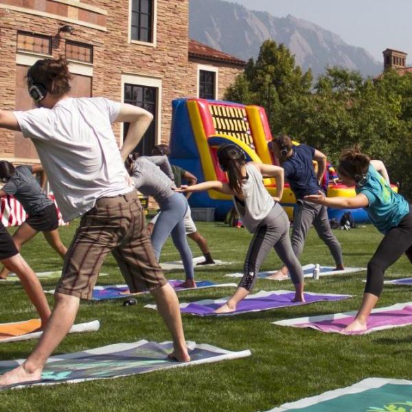 学生 doing yoga outdoors